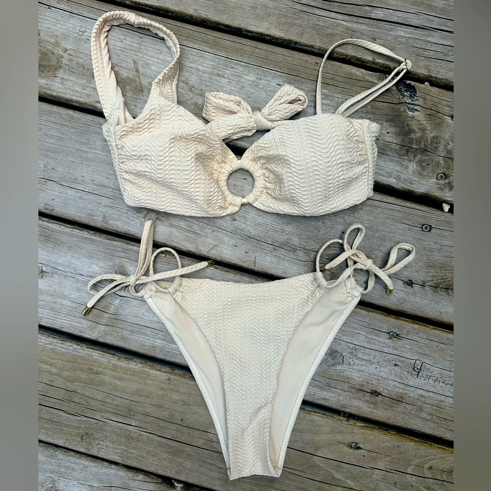 🔝 + BOTTOM Monday Swimwear Bikini - Vanilla Chevron